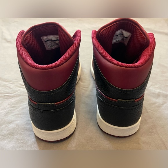 NIKE AIR JORDAN 1 Mid “Reverse Banned” Black Red - Size 12 - New - Picture 9 of 11